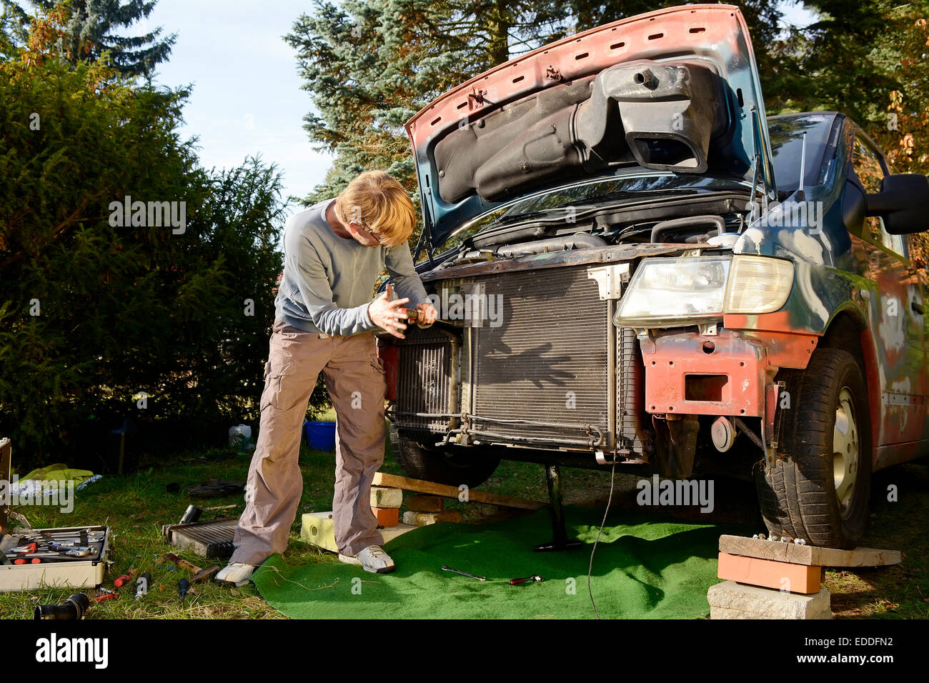 Mann arbeitet an alten van im freien Stockfoto