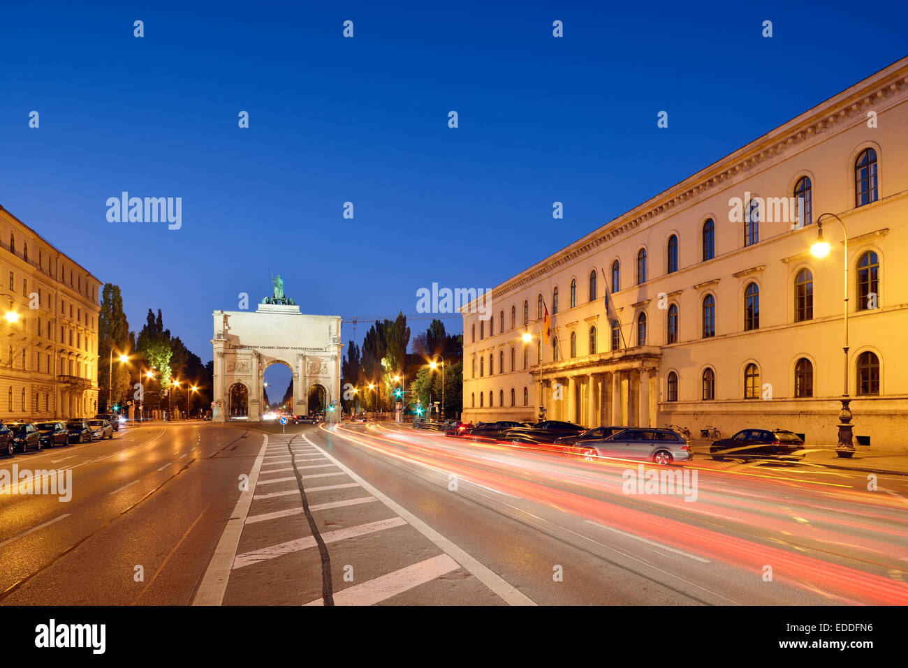 Deutschland, Bayern, München, Ludwigstraße mit Siegestor zur blauen Stunde Stockfoto