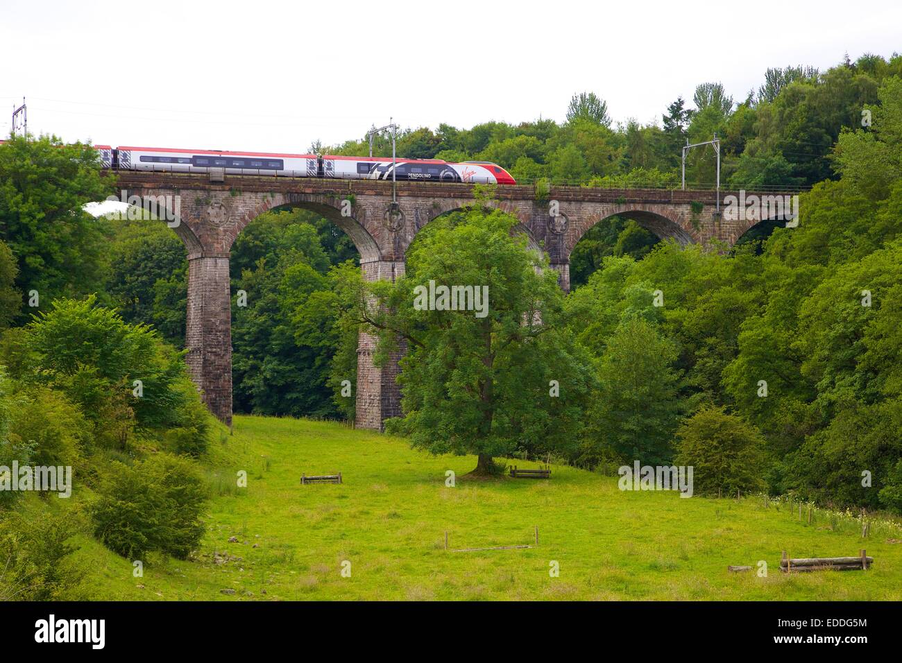 Klasse 390 Pendolino Jungfrau Zug überfahren Hugh's Crag Viadukt in der  Nähe von Penrith, Cumbria, West Coast Main Line, England, UK  Stockfotografie - Alamy