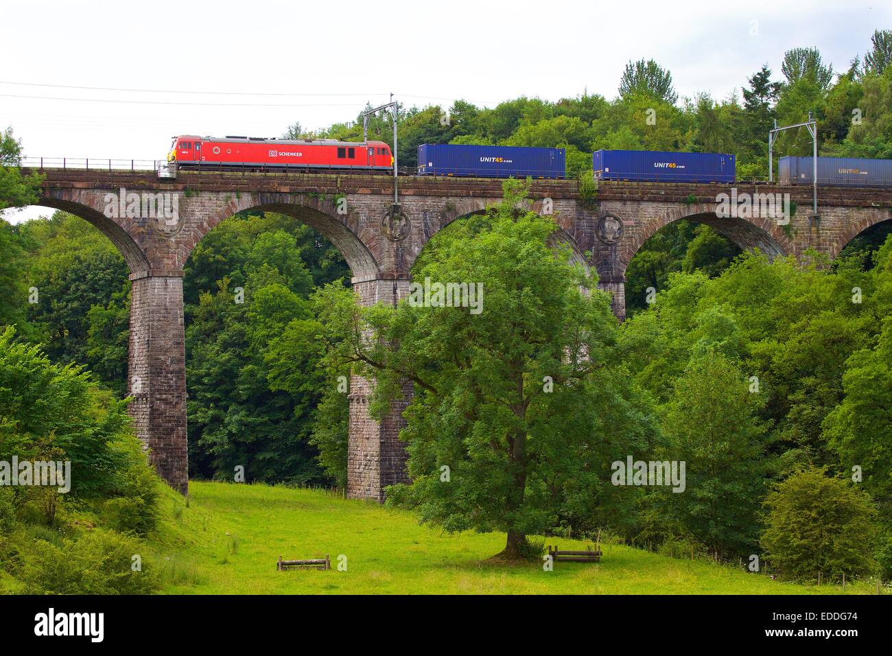 DB Schenker Rail Zug überfahren Hugh's Crag Viadukt in der Nähe von Penrith, Cumbria, West Coast Main Line, England, UK. Stockfoto