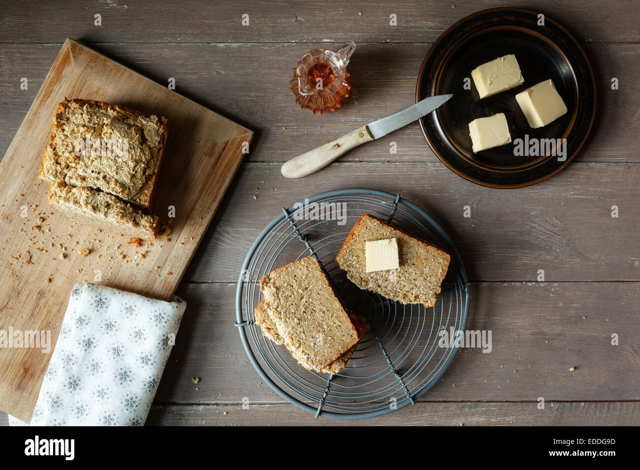 Brotscheiben hausgemachte glutenfreie Buchweizen, können Stücke Butter und Glas mit Honig auf Holz Stockfoto