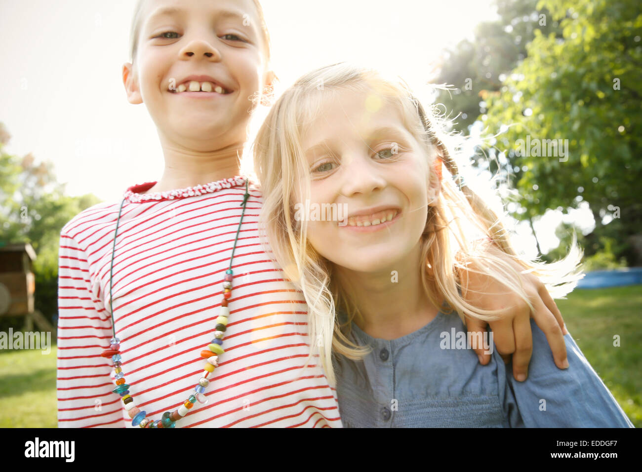 Zwei glückliche kleine Mädchen Stockfoto