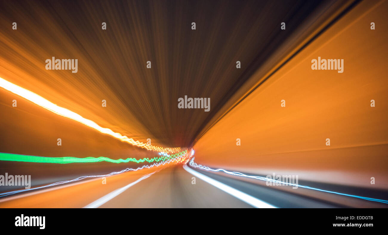 Langzeitbelichtung der Autobahntunnel in der Nacht Stockfoto