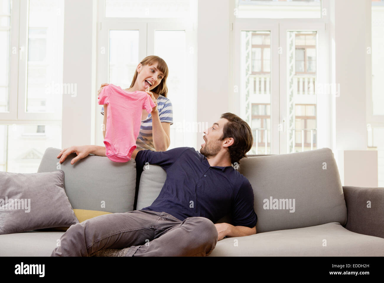 Werdende Eltern mit rosa Baby-shirt Stockfoto