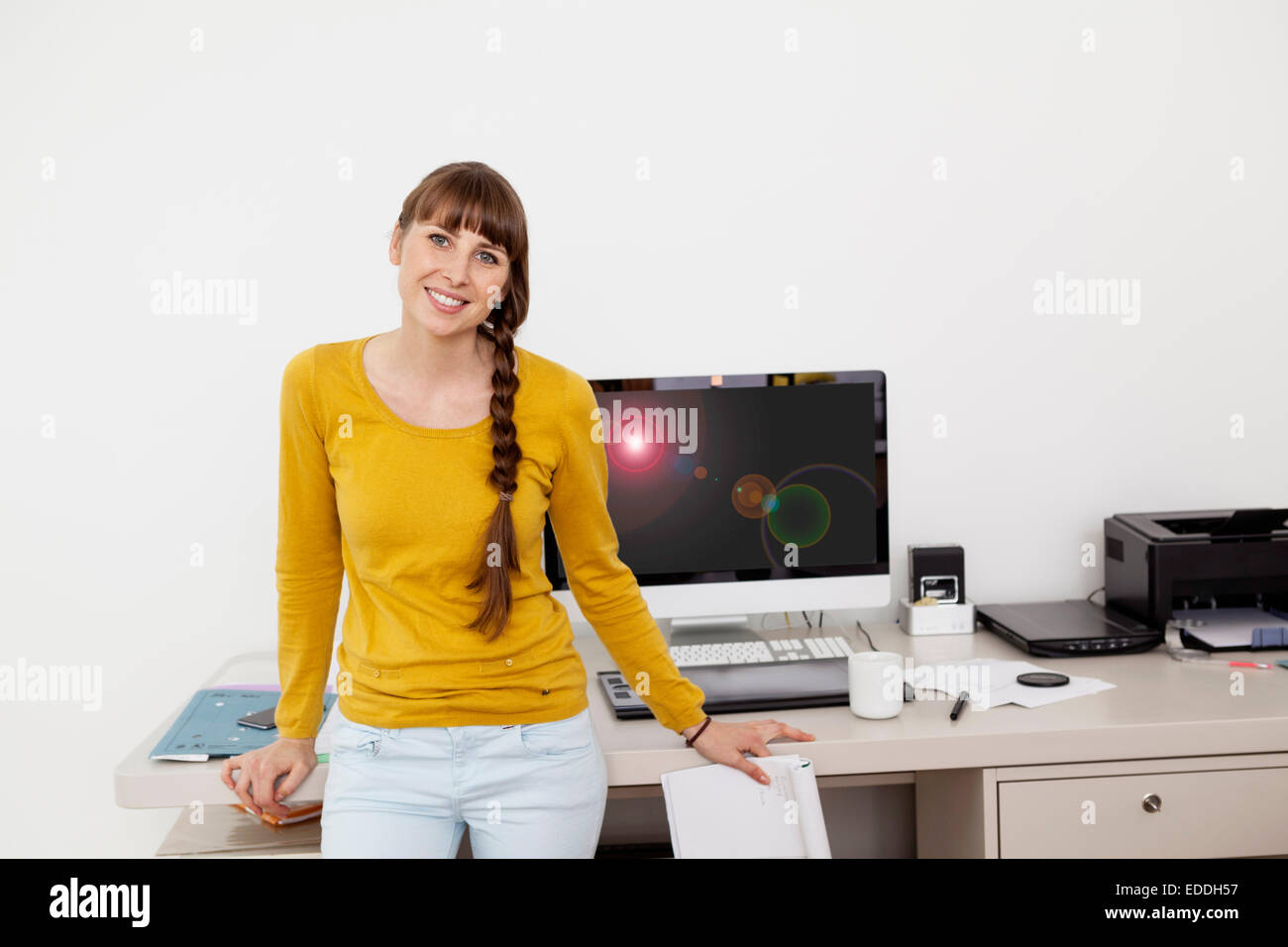 Lächelnde Frau in home-office Stockfoto