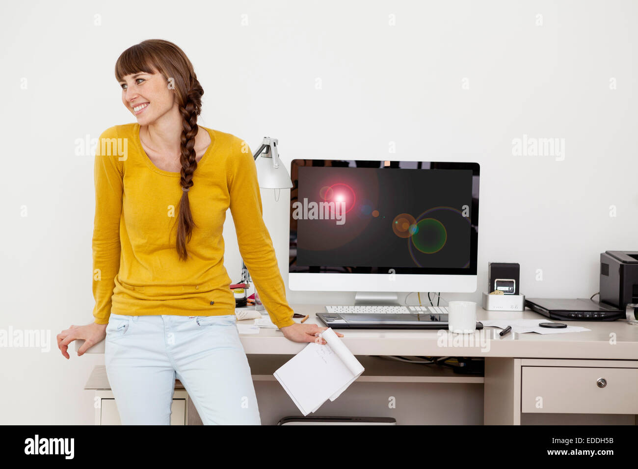 Lächelnde Frau in home-office Stockfoto