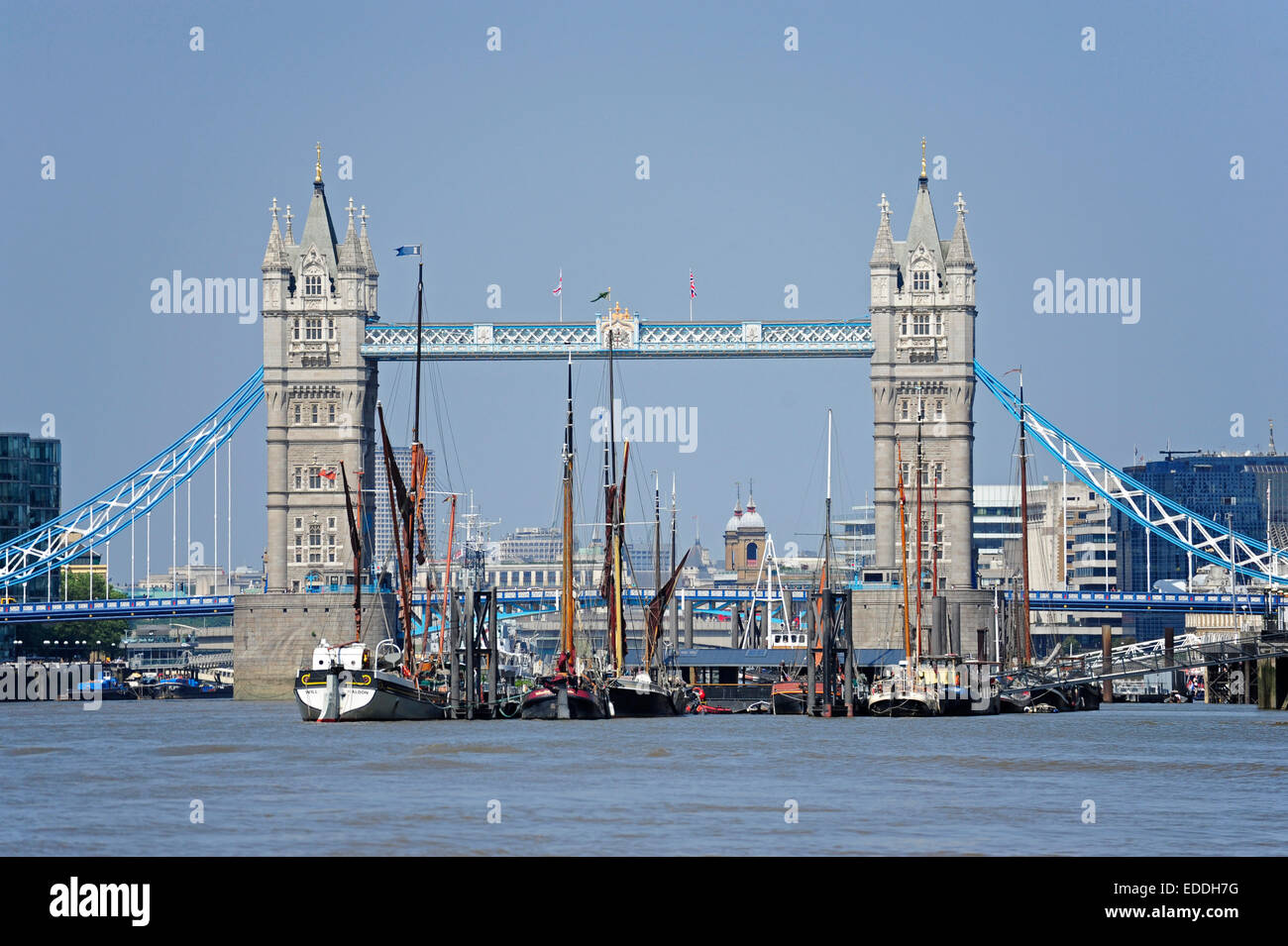 UK, London, historische Segelschiffe auf der Themse und der Tower Bridge Stockfoto