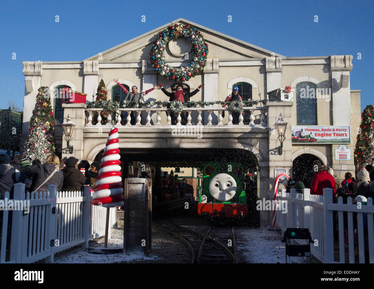 Die Fat Controller und seine Assistenten führen ein Weihnachtslied an Thomas Land, Drayton Manor, Percy Knapford Bahnhof. Stockfoto