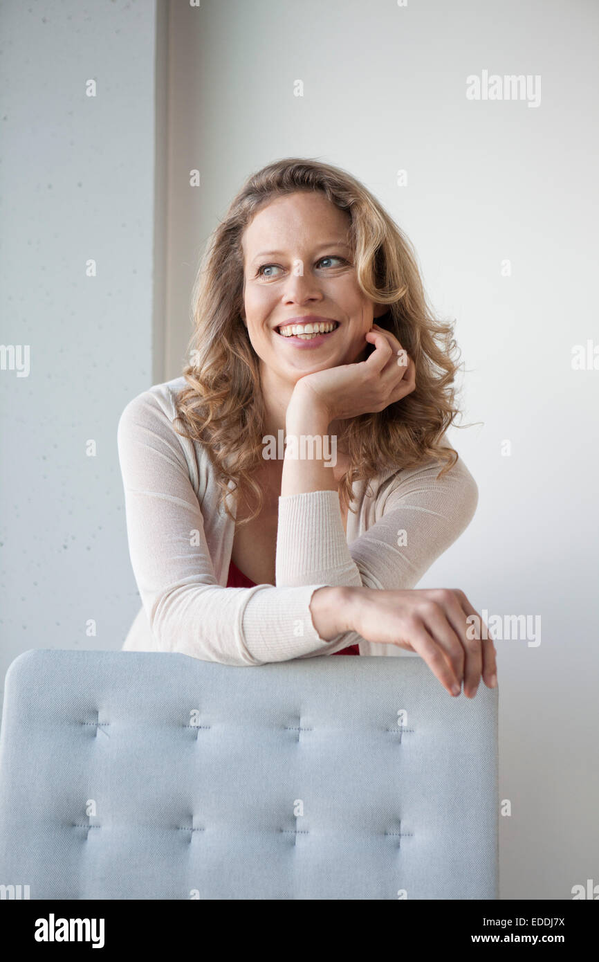 Porträt von lächelnden Reife Frau mit Hand am Kinn Stockfoto