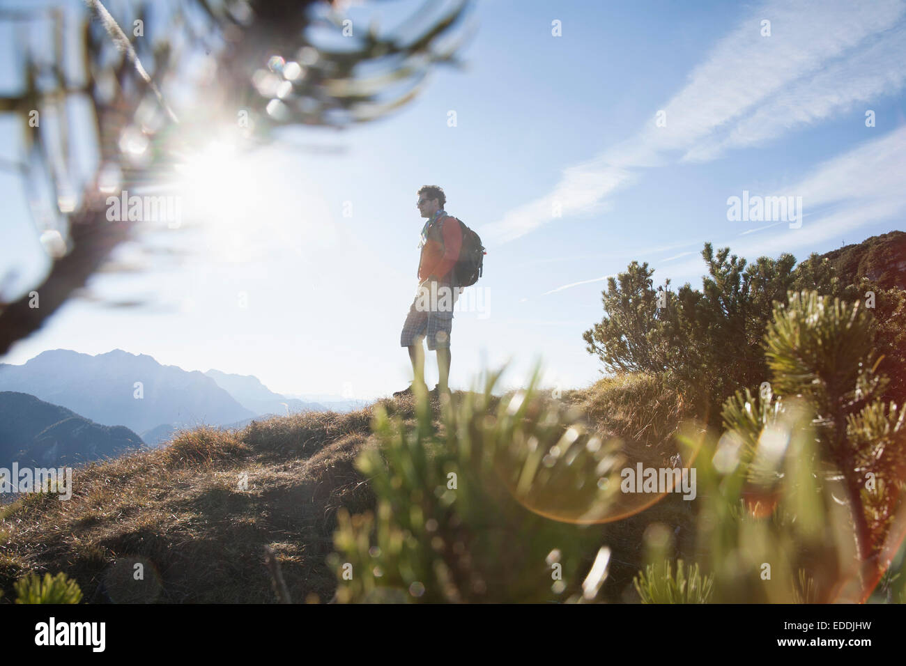 Österreich, Tirol, Unterberghorn, Wanderer bei Sonnenaufgang Stockfoto