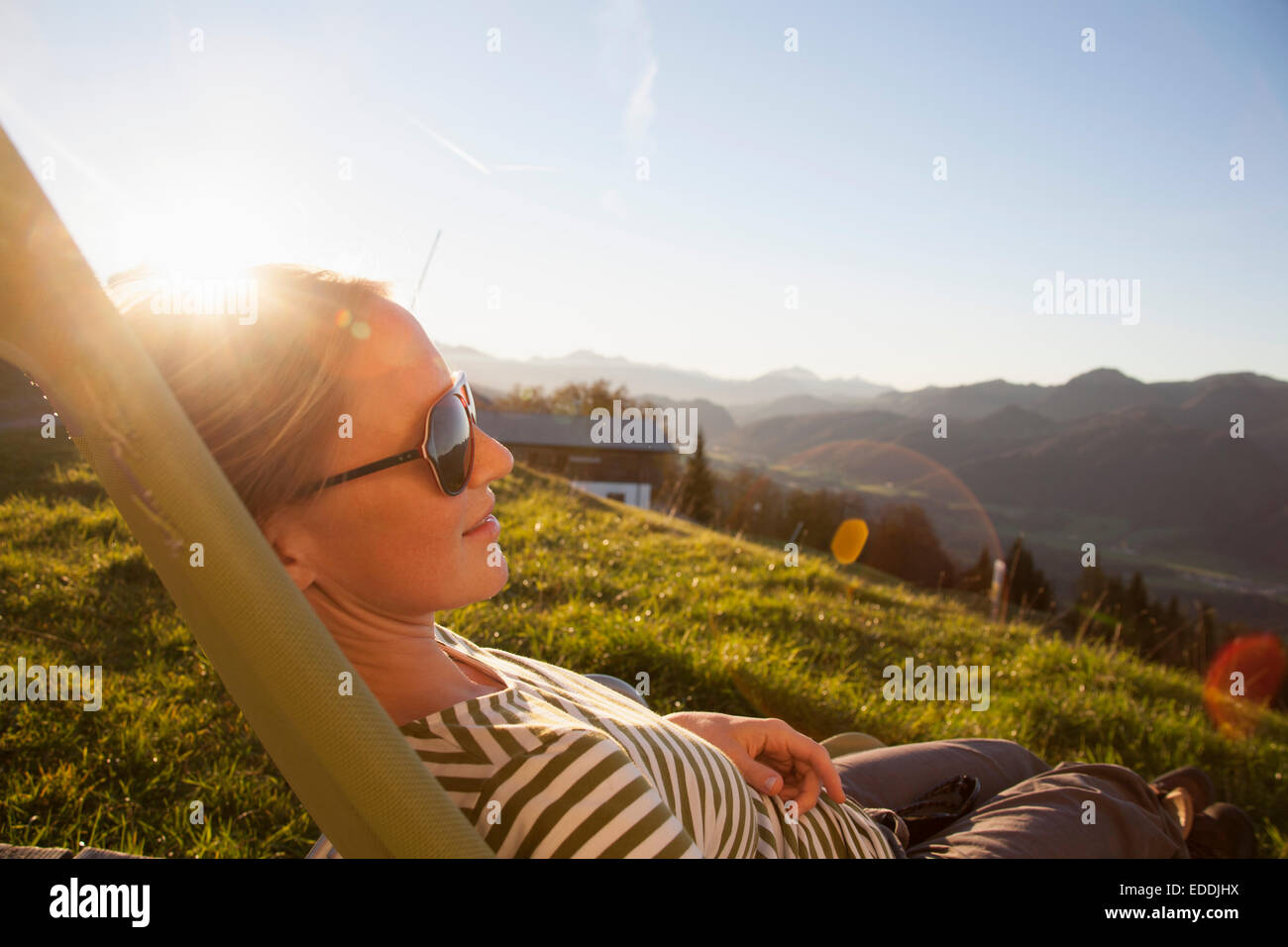 Österreich, Tirol, Unterberghorn, Frau Entspannung in Berglandschaft Stockfoto