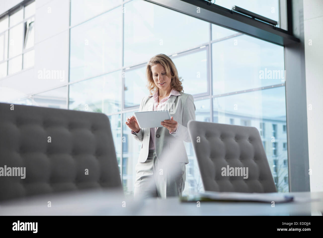 Geschäftsfrau im Konferenzraum mit digital-Tablette Stockfoto