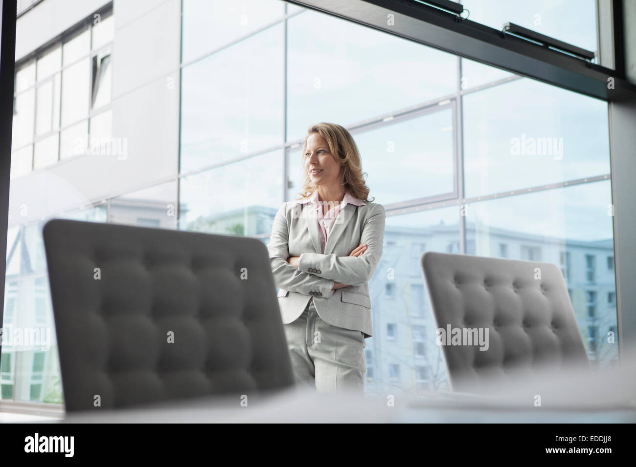 Zuversichtlich Geschäftsfrau im Konferenzraum Stockfoto