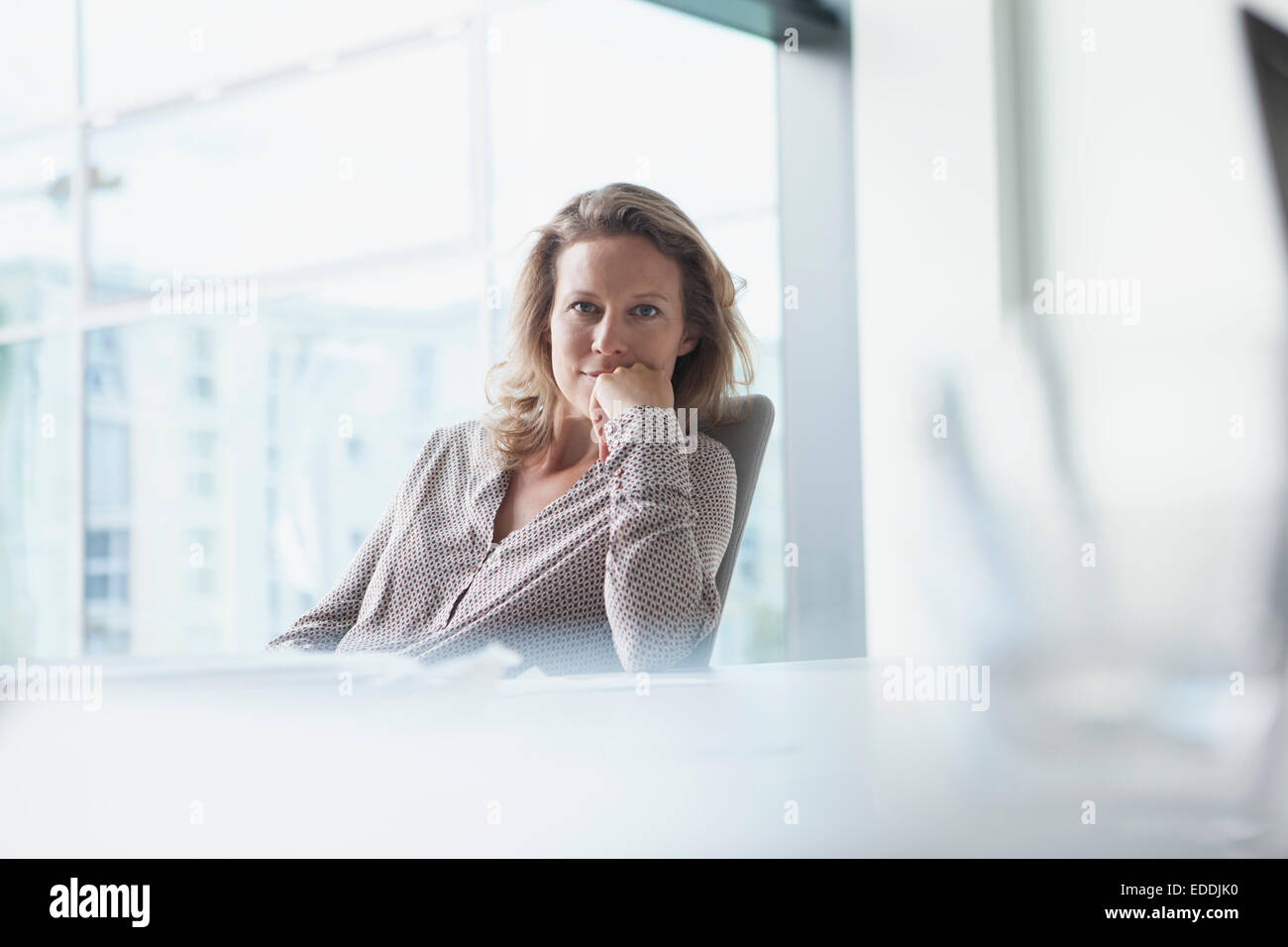 Zuversichtlich Geschäftsfrau im Büro Stockfoto