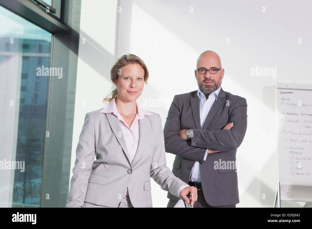 Porträt von zuversichtlich Geschäftsfrau und Geschäftsmann im Büro Stockfoto