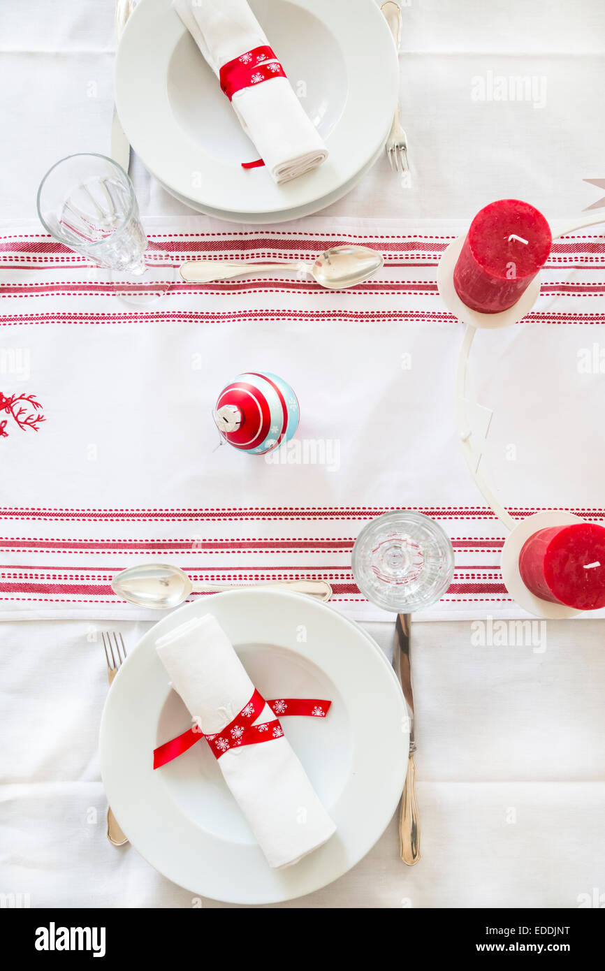 Rot-weiß gedeckten Tisch zur Weihnachtszeit Stockfoto