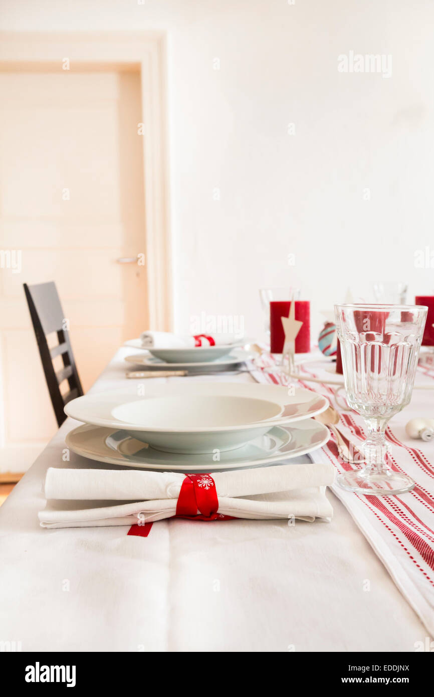 Rot-weiß gedeckten Tisch zur Weihnachtszeit Stockfoto