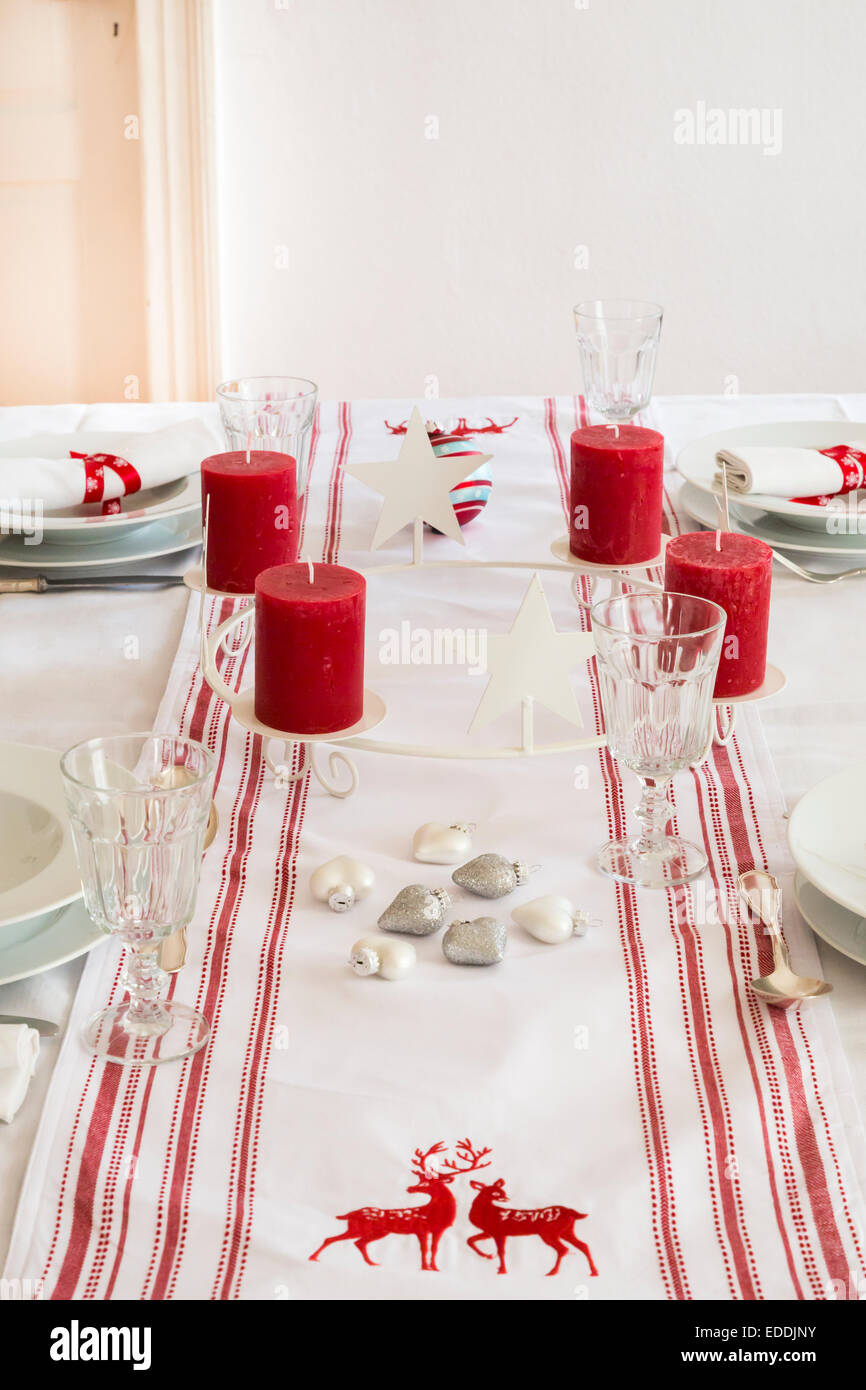 Rot-weiß gedeckten Tisch zur Weihnachtszeit Stockfoto