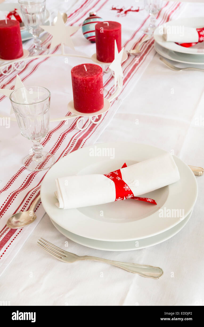 Rot-weiß gedeckten Tisch zur Weihnachtszeit Stockfoto