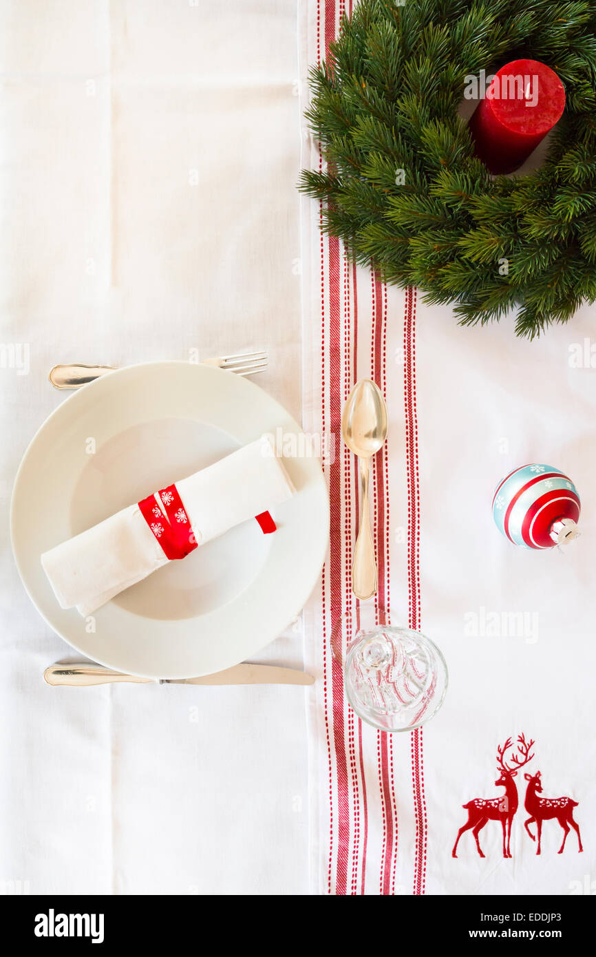 Rot-weiß gedeckten Tisch mit Adventskranz zur Weihnachtszeit Stockfoto
