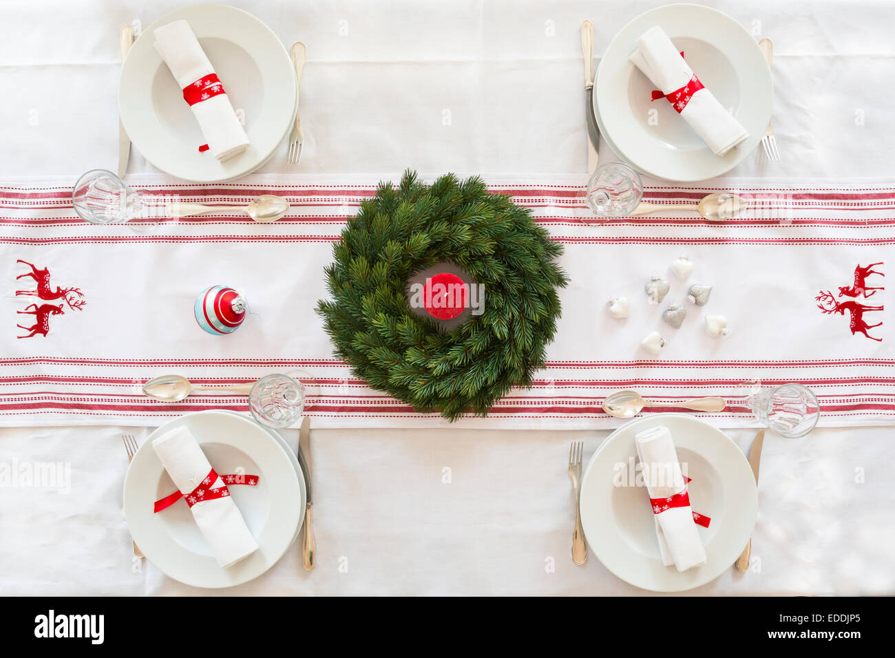 Rot-weiß gedeckten Tisch mit Adventskranz zur Weihnachtszeit Stockfoto