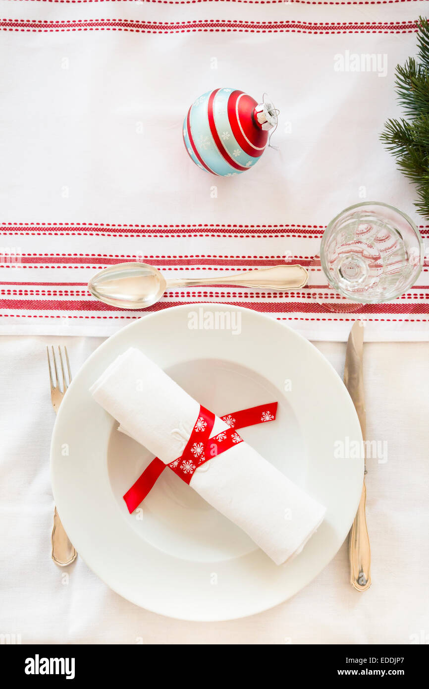 Rot-weiß gedeckten Tisch zur Weihnachtszeit Stockfoto