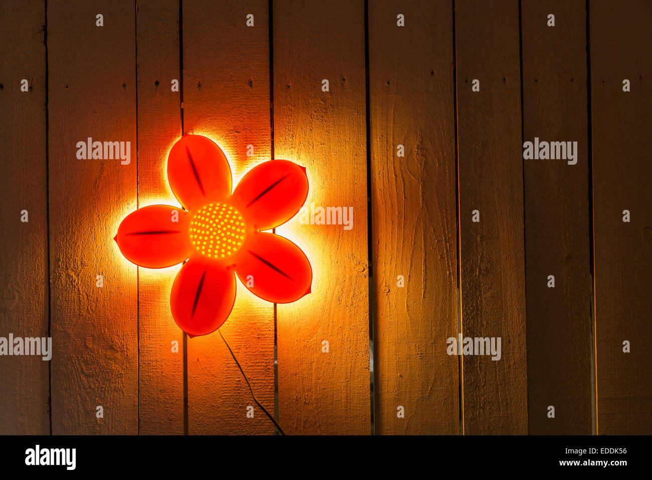 Tulpenförmige Lampe auf Holzbrettern Stockfoto