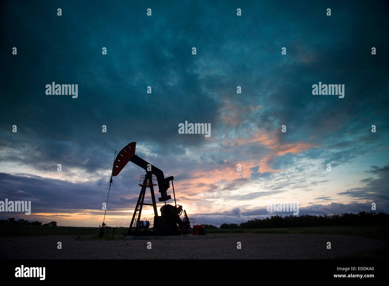 Ein Öl-Derrick, ein gut Kopf Pumpe Arm mit Rahmen, Silhouette gegen den Abendhimmel. Öl-Geschäft. Stockfoto