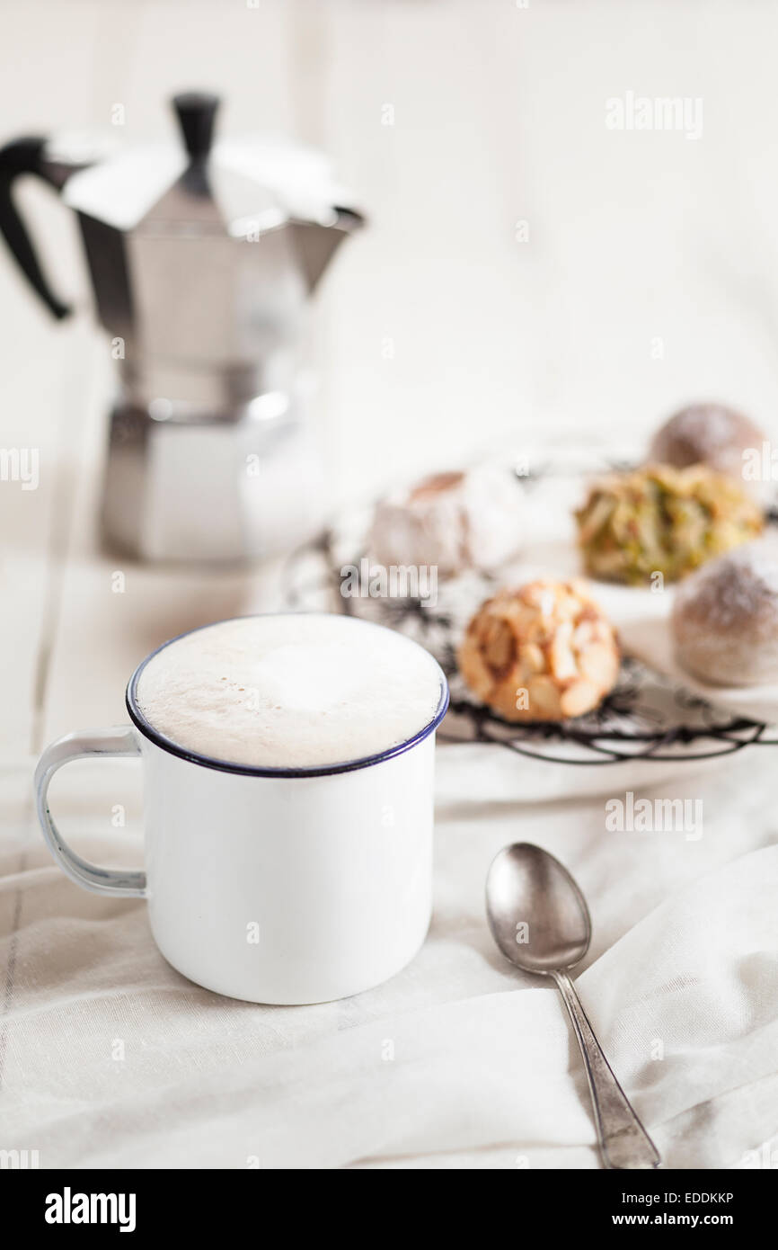 Tasse Cappuccino, italienische Mandelgebäck und Espresso können Stockfoto