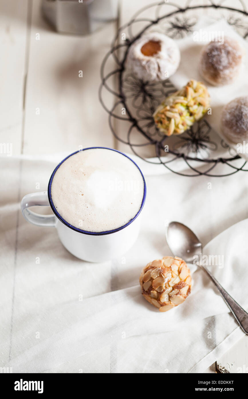 Tasse Cappuccino und italienische Mandelgebäck Stockfoto