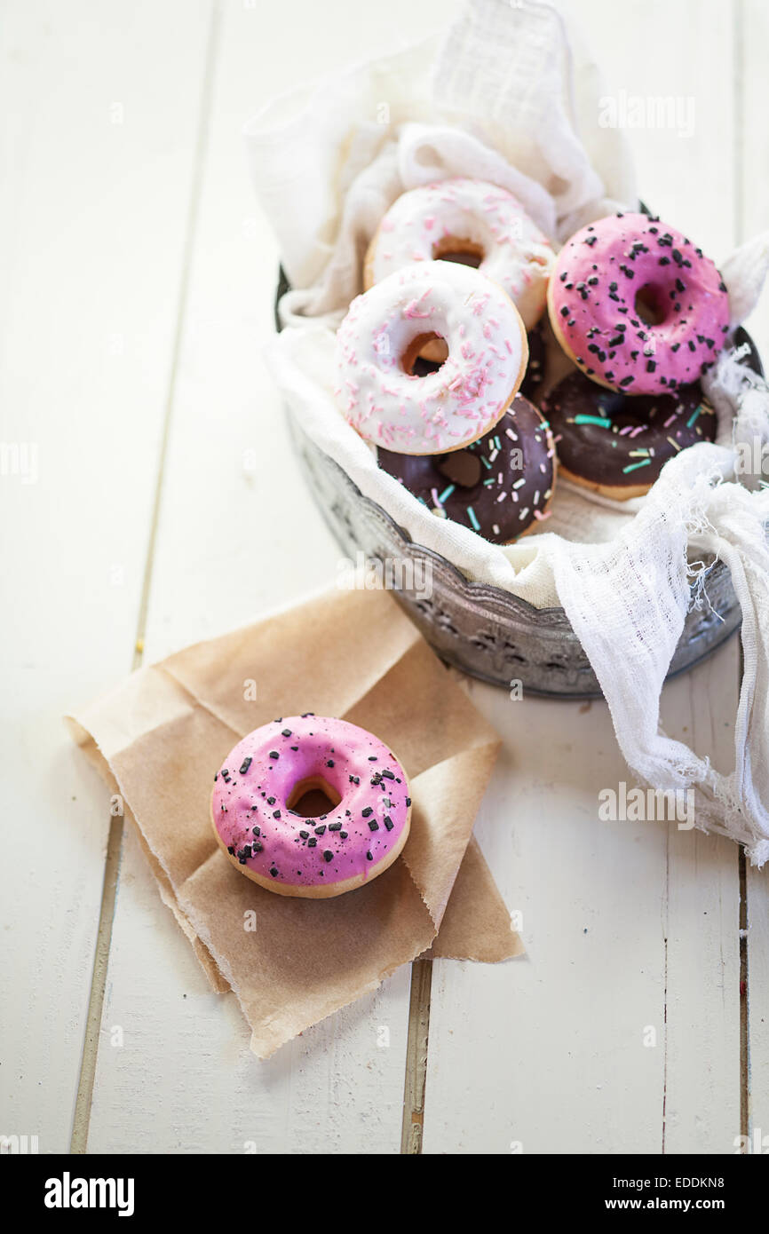 Rosa, Schokolade und weiße Donuts mit Streuseln, Studio Stockfoto