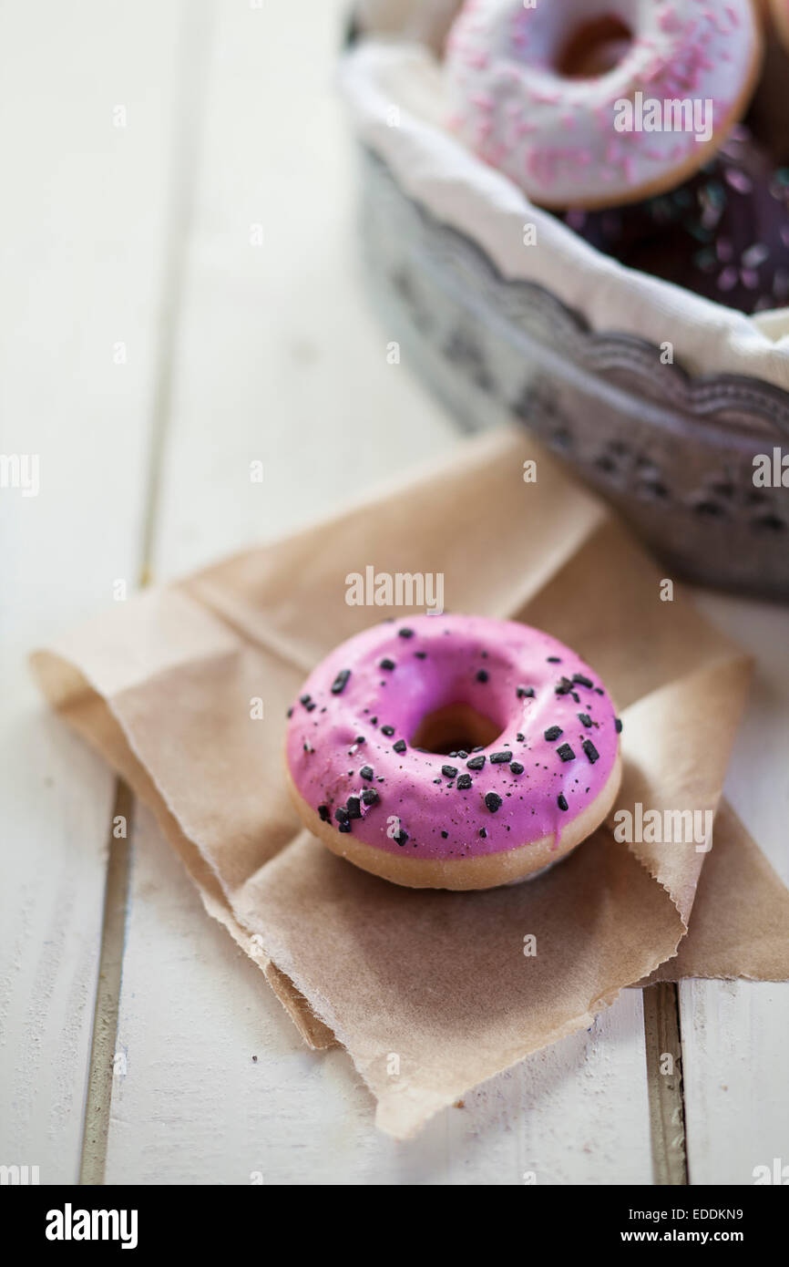 Rosa, Schokolade und weiße Donuts mit Streuseln, Studio Stockfoto