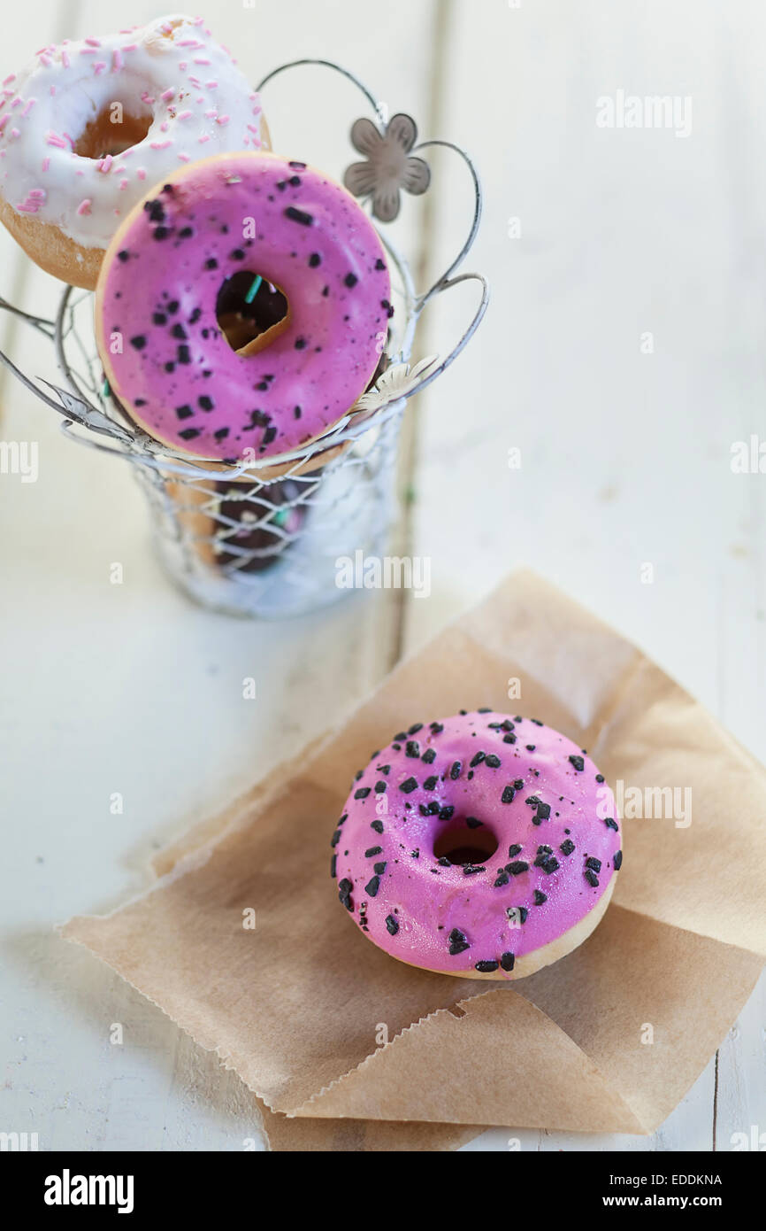 Rosa und weiße Donuts mit Schokostreuseln Stockfoto