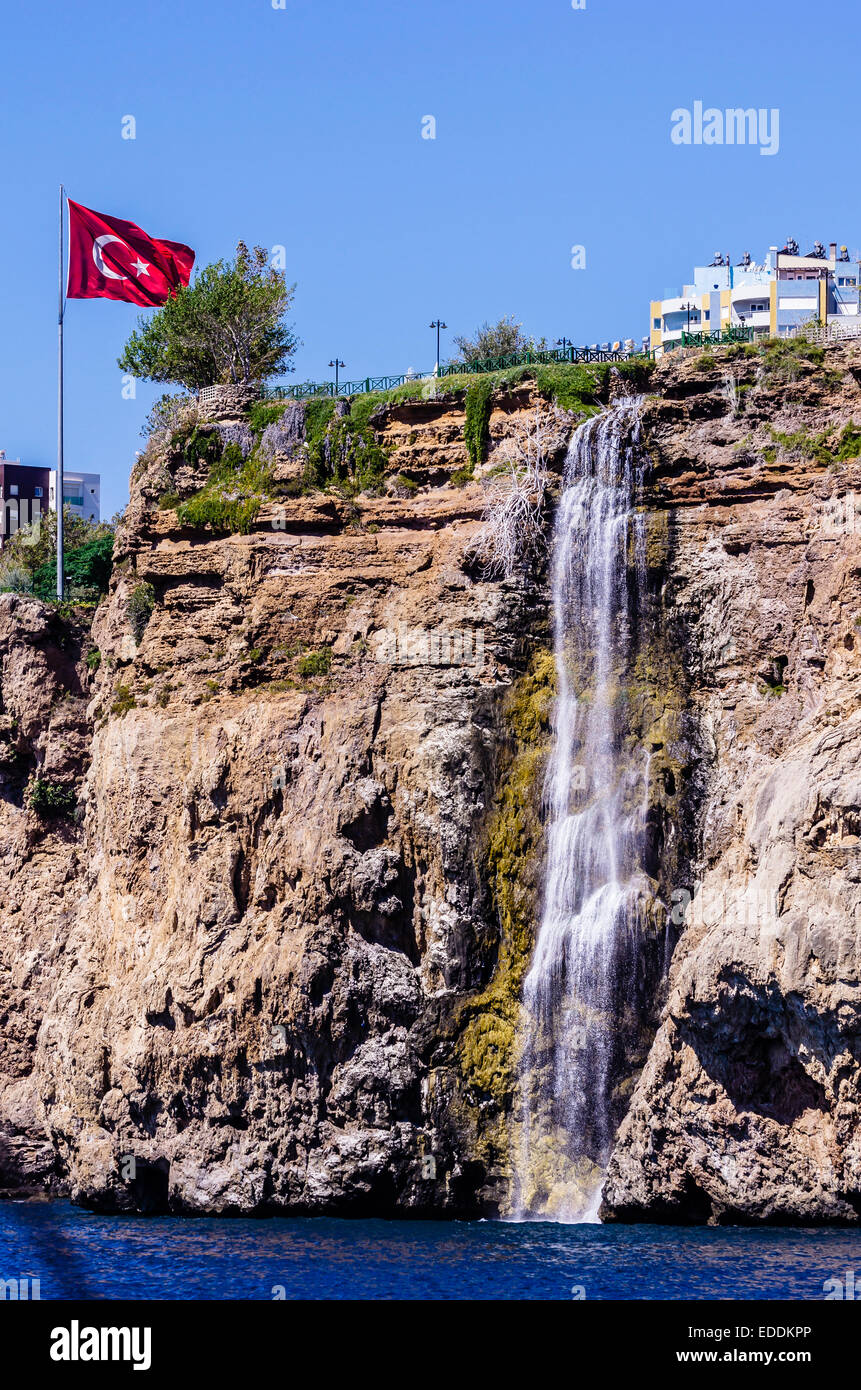 Türkei, Antalya, Wasserfall und türkische Flagge Stockfoto