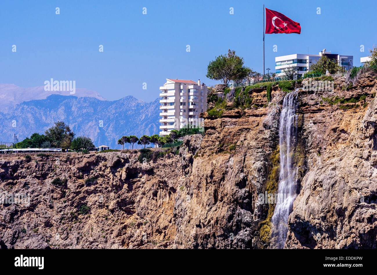 Türkei, Antalya, Wasserfall und türkische Flagge Stockfoto