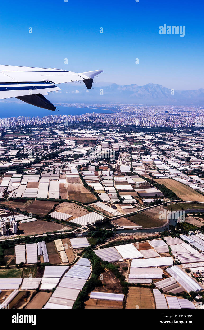 Türkei, Antalya, Blick vom Flugzeug auf Küstenstadt Stockfoto