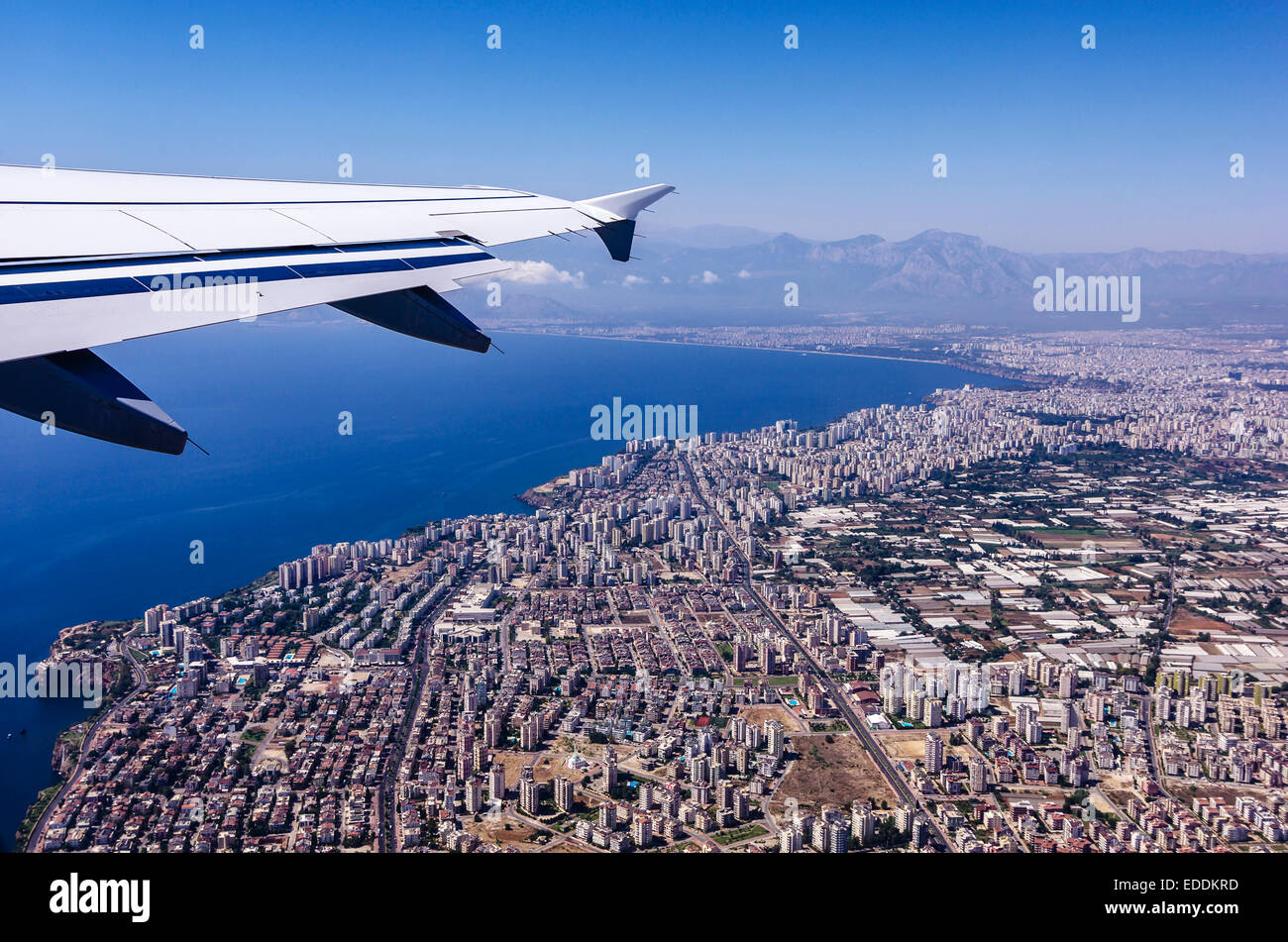 Türkei, Antalya, Blick vom Flugzeug auf Küstenstadt Stockfoto