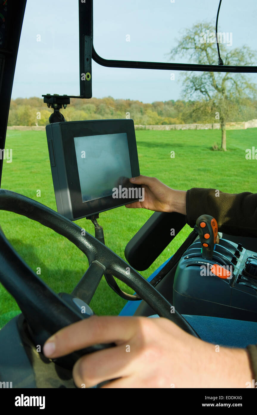 Technische Ausrüstung an Bord eines Traktors, eine Hand, die einen Touch-Screen zu berühren. Stockfoto