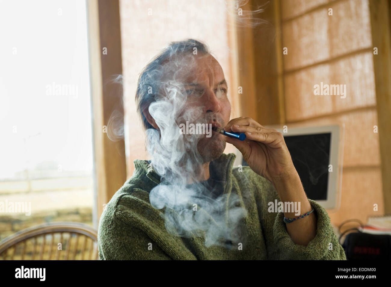 Ein Mann mit einer elektronischen Zigarette dampfen. Stockfoto