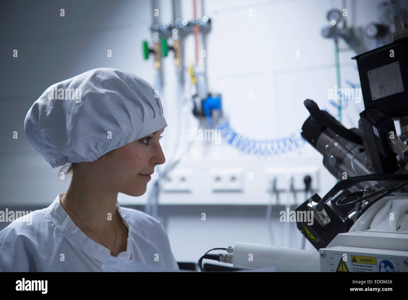 Junge weibliche Techniker Meßinstrument in eine Labroratory Betrachtung Stockfoto