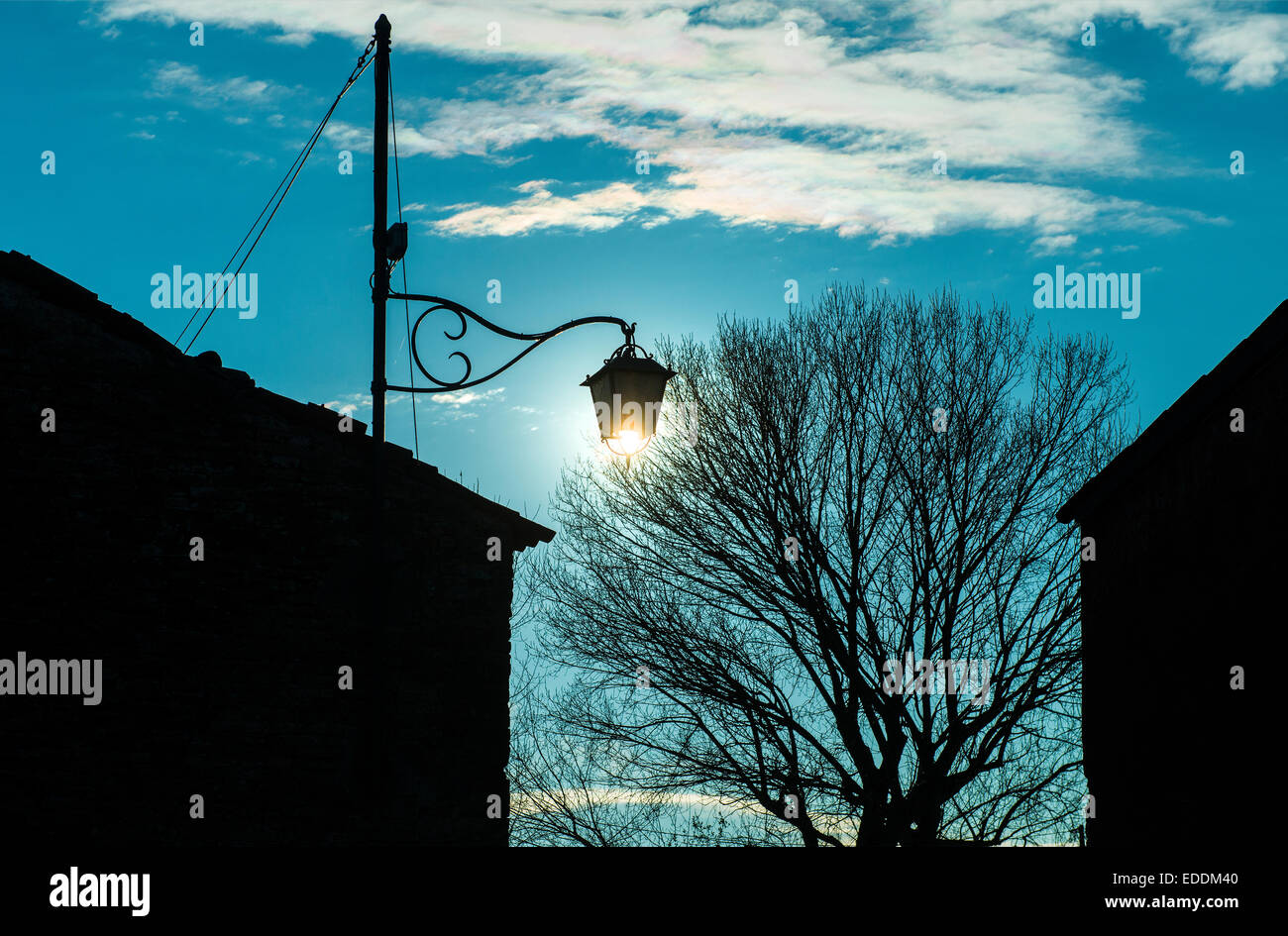 Die Sonne hinter einer Straße Licht Stockfoto