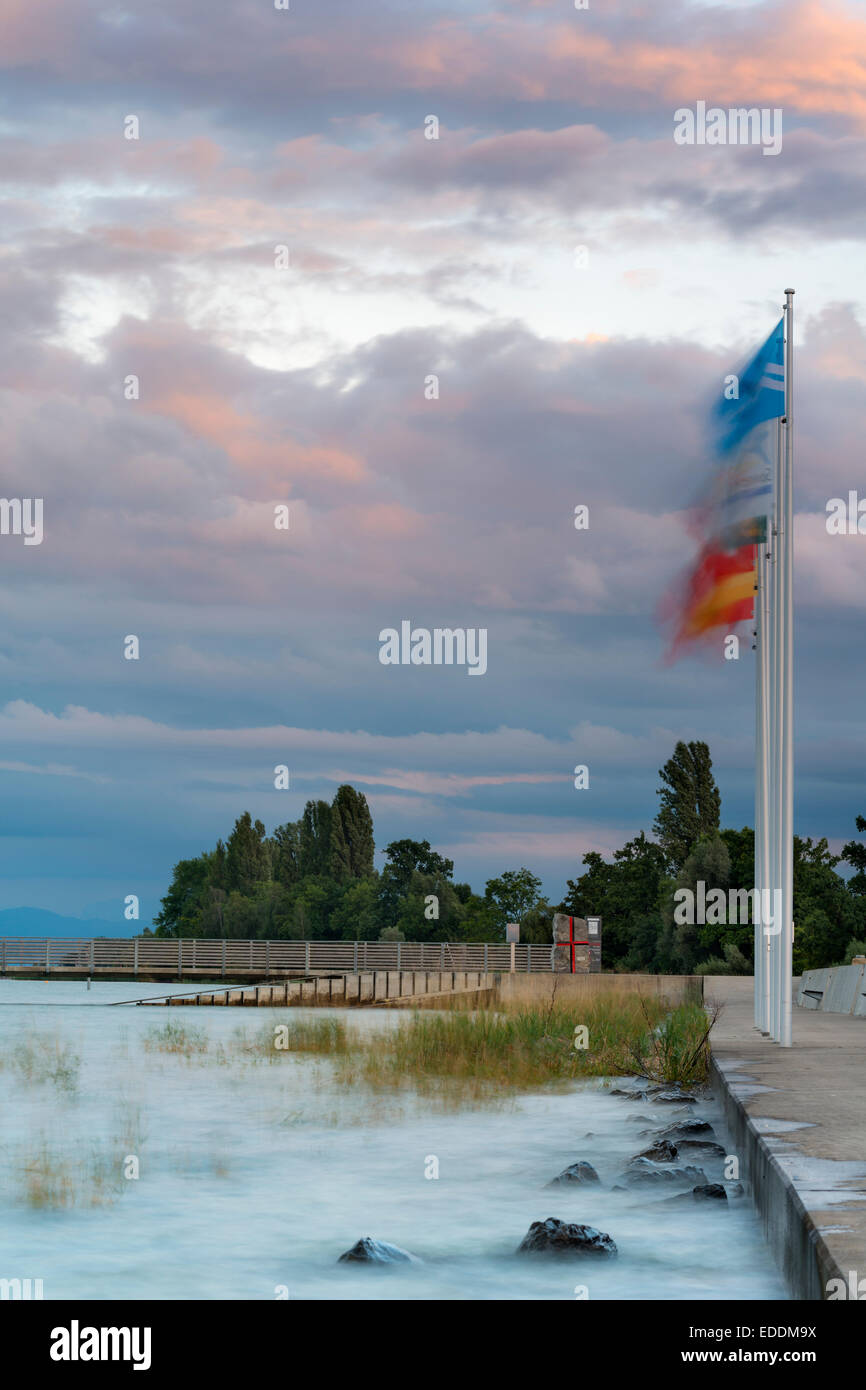 Schweiz, Thurgau, Bodensee, Altnau, Flaggen am Hafen in der Abenddämmerung Stockfoto