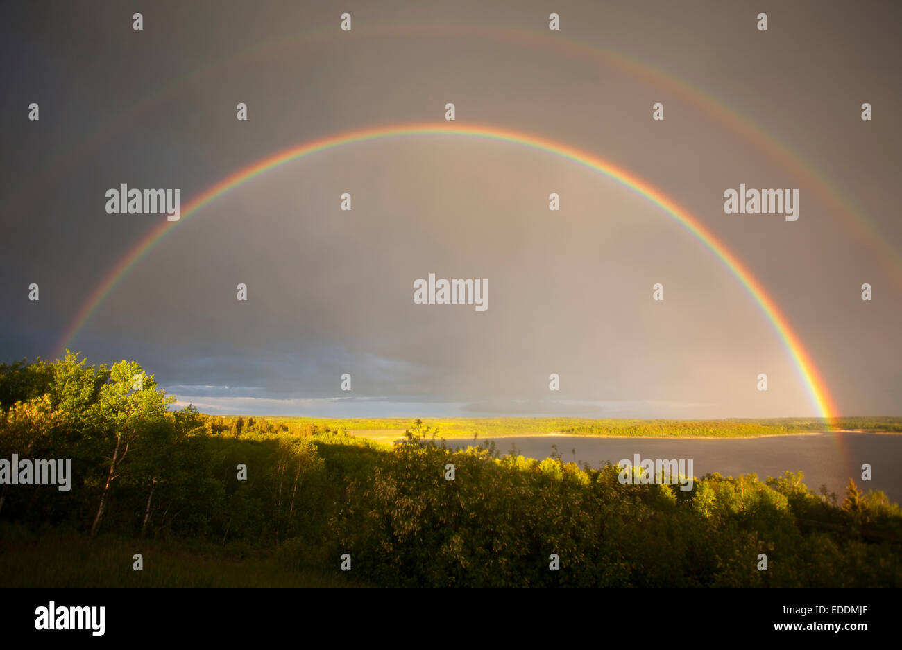 Ein doppelter Regenbogen am Himmel wölbte sich über das Land. Stockfoto