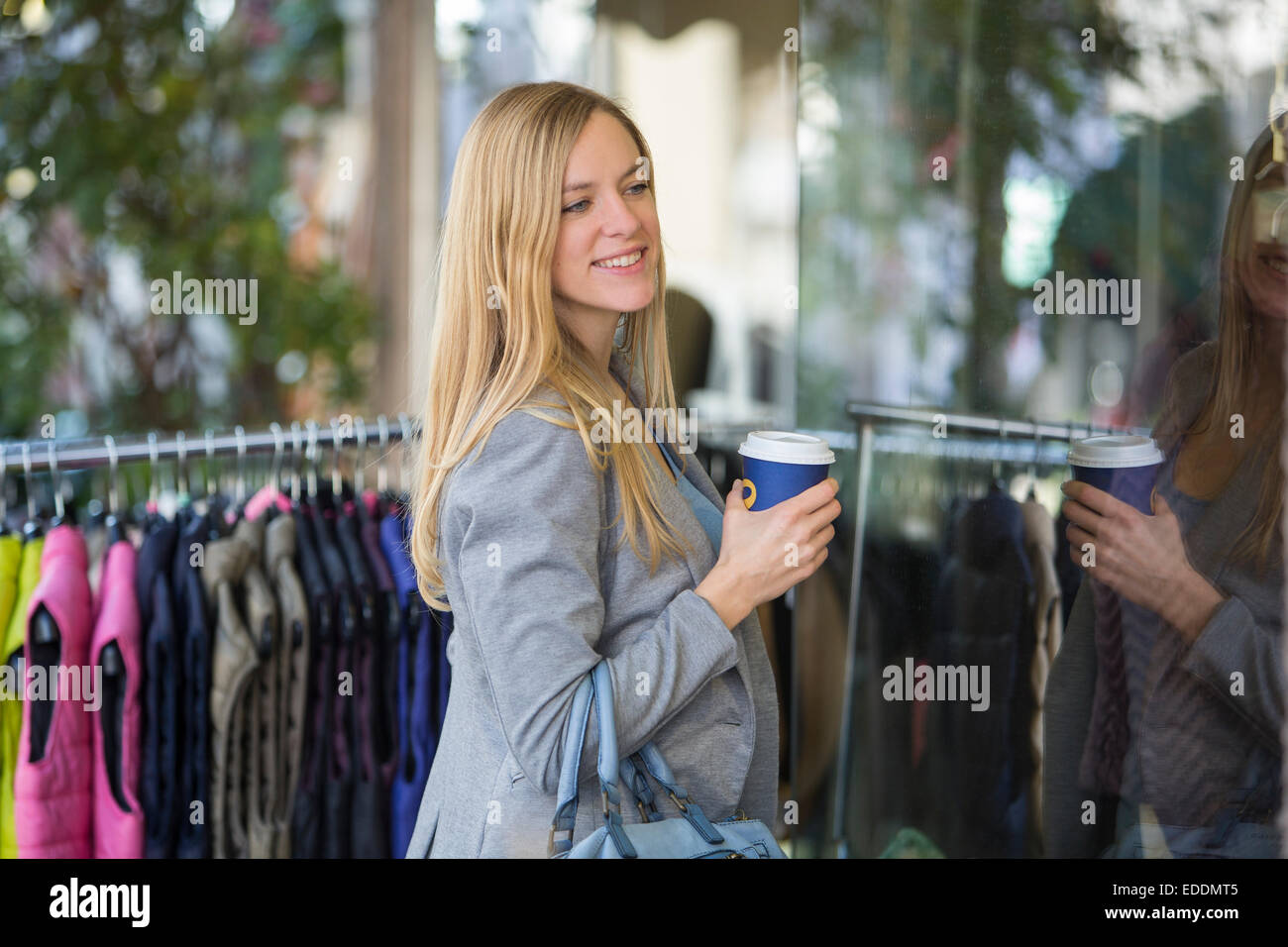 Lächelnde junge Frauen auf shopping-tour Stockfoto