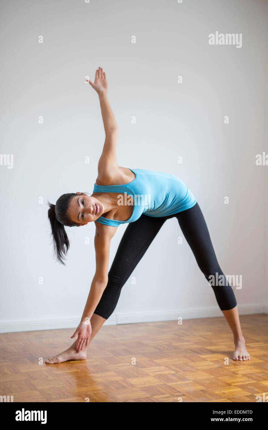 Frau Pilates Ubungen Zu Hause Stockfotografie Alamy