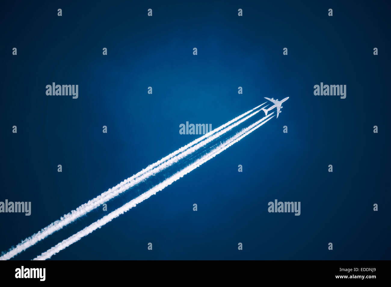 Ein Jet Dampf Weg über einen tiefblauen Himmel. Stockfoto