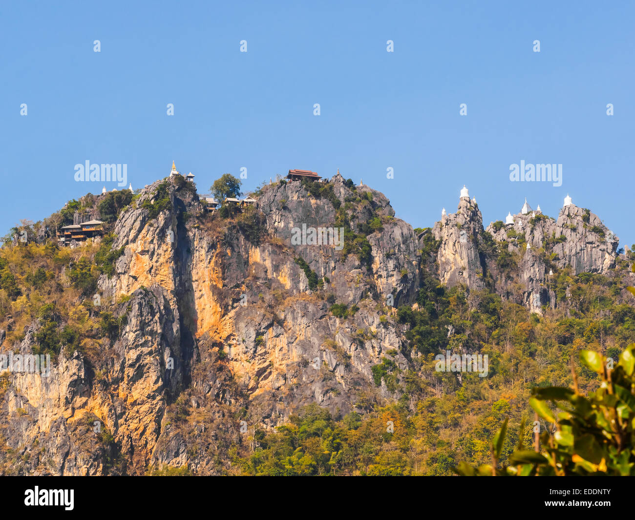 Buddhistische Tempel auf dem Berg in der Provinz Lampang Stockfoto