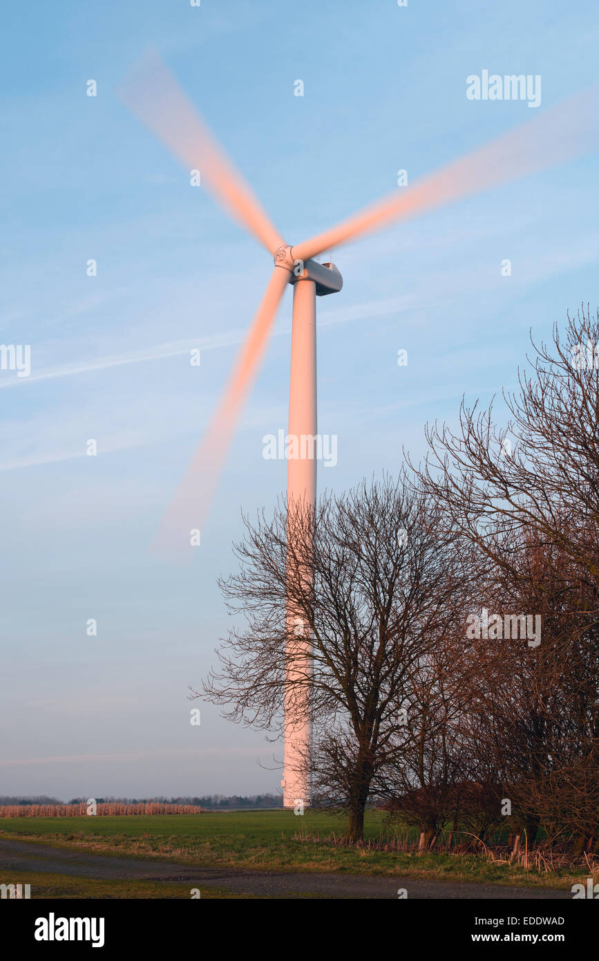 Einer modernen Windkraftanlage im Feld bei Sonnenuntergang an einem feinen Winterabend in Lissett, in der Nähe von Beverley, Yorkshire, Großbritannien. Stockfoto