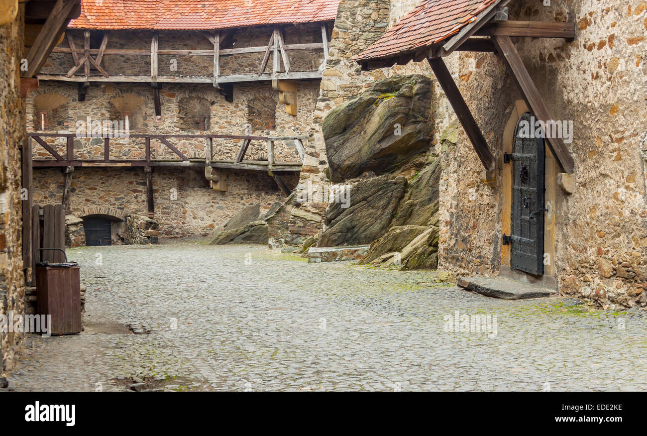Blick auf den kleinen Innenhof von Schloss czoch in lesna - Polen, Europa. Stockfoto