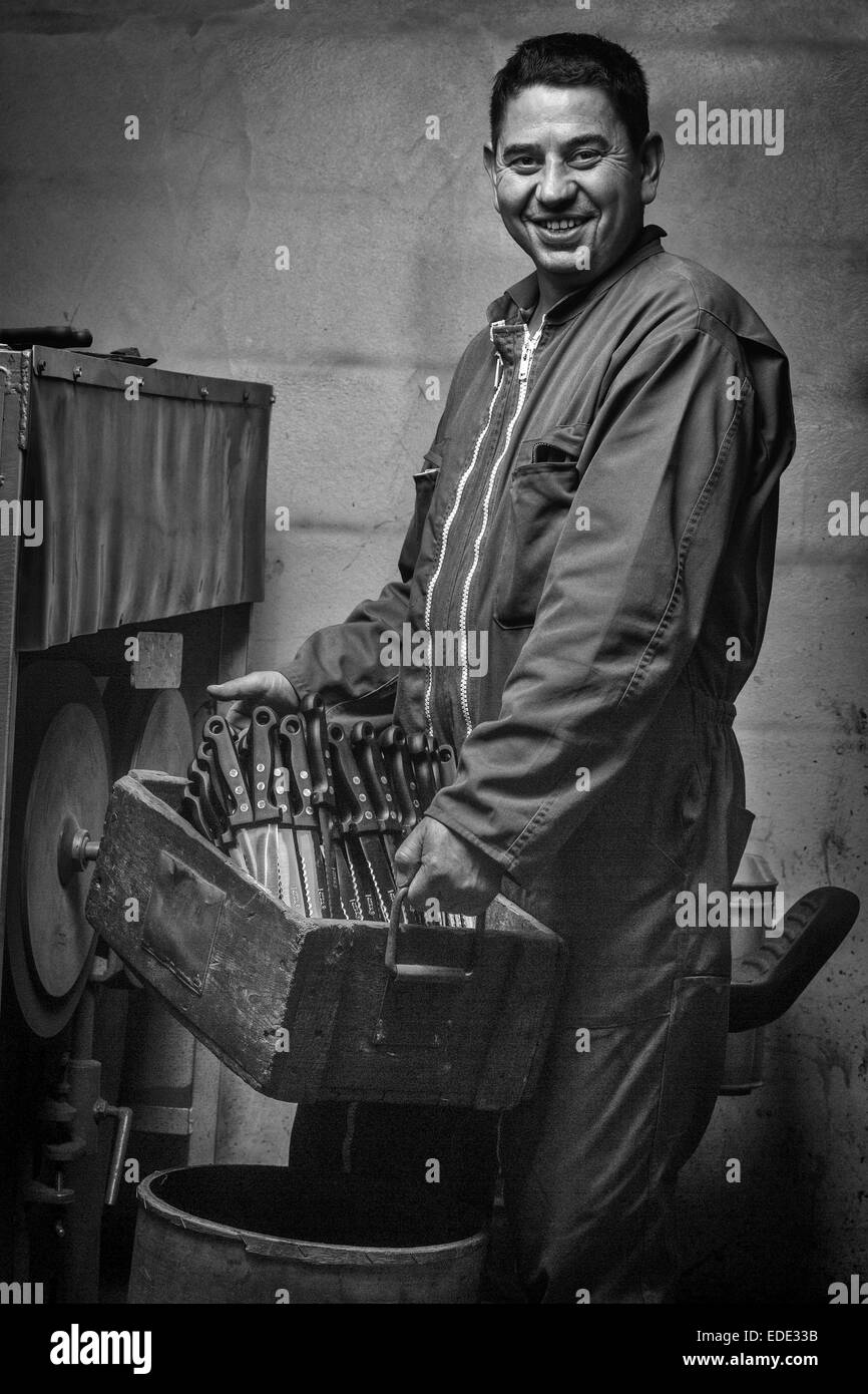 Ein Messerschmied Arbeiter in einem Thiers Besteck arbeiten (Puy-de-Dôme - Auvergne - Frankreich). Schwarz / weiß Bild. B&W Foto geteilt. Stockfoto